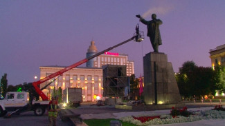 На главной площади Воронежа помыли памятник Ленину 