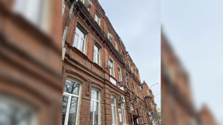 Кирпичи начали падать с исторического здания на тротуар в центре Воронежа