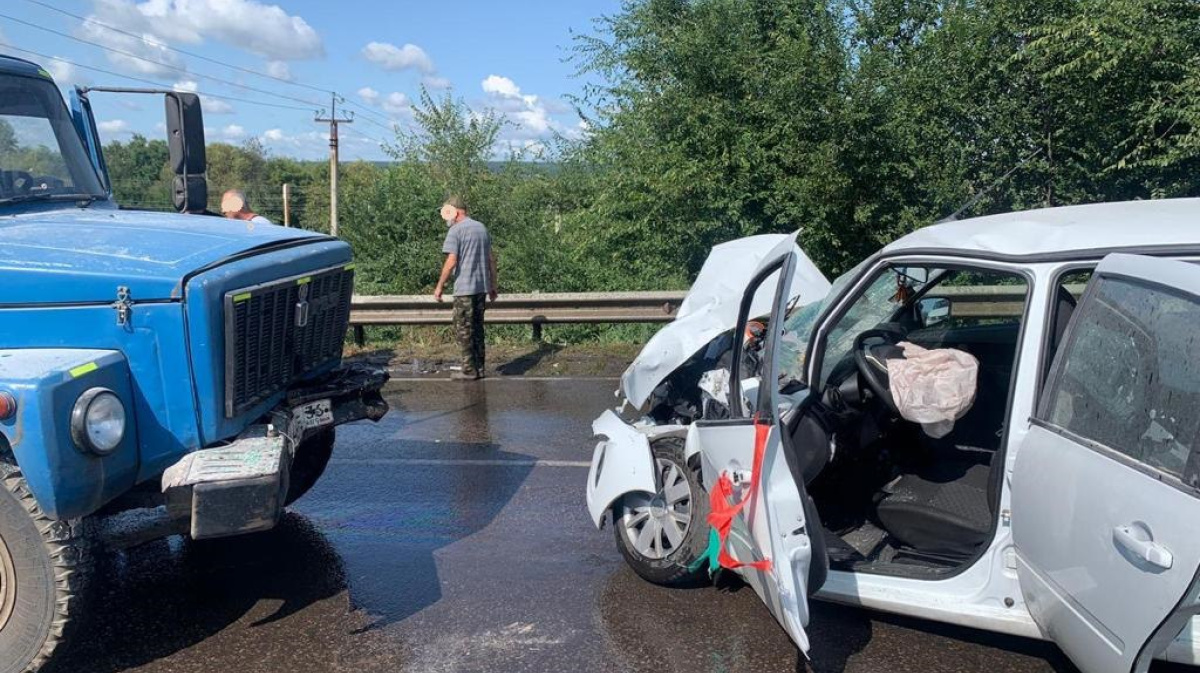 Двое детей и двое взрослых пострадали после лобового ДТП на мосту в  Воронежской области – Новости Воронежа и Воронежской области – Вести Воронеж