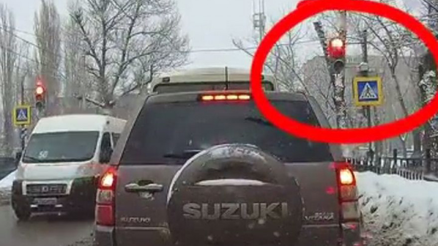 Воронежские маршрутки, проехавшие на красный свет, попали на видео