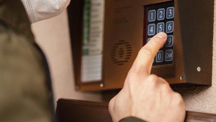 В Воронеже ещё одна женщина попалась на уловку с заменой домофона
