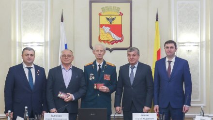 Сергей Петрин вручил памятные знаки «Воронеж – город воинской славы»
