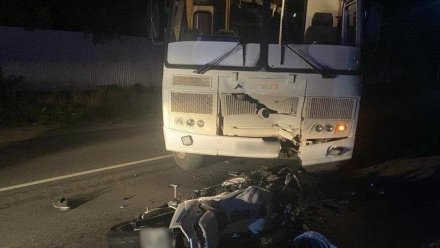 В Воронежской области 30-летний мотоциклист скончался под колёсами автобуса