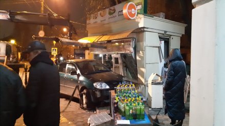 Ночью пьяный водитель иномарки разгромил киоск фастфуда в Воронеже
