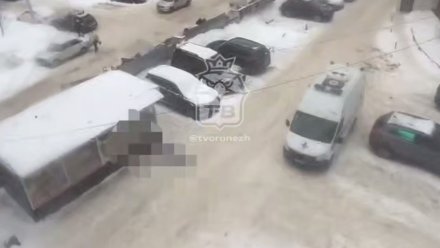 Тело мужчины нашли во дворе многоэтажки на Московском проспекте в Воронеже
