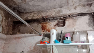 Жительница Воронежа пожаловалась на разрушающуюся после коммунальной аварии ванную
