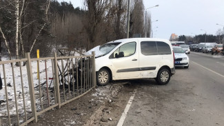 В Воронеже минивэн протаранил забор на проспекте Патриотов: ранен водитель