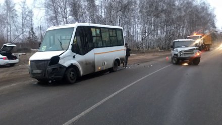 В Воронеже выехавший на встречку автомобилист протаранил автобус: пострадала пассажирка