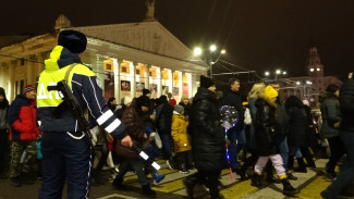 В Воронеже из-за сильных пробок около площади Ленина начали работать регулировщики