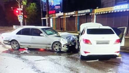 В Воронеже четверо парней пострадали в столкновении Hyundai и Mercedes-Benz