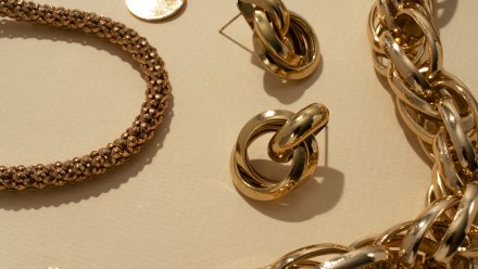 Жительница Воронежской области инсценировала кражу и сдала в ломбард золото подруги