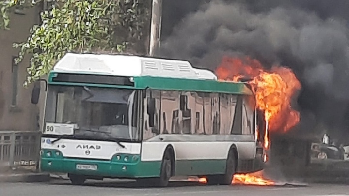 Окно разбилось в автобусе №90 с пассажирами прямо на ходу в Воронеже