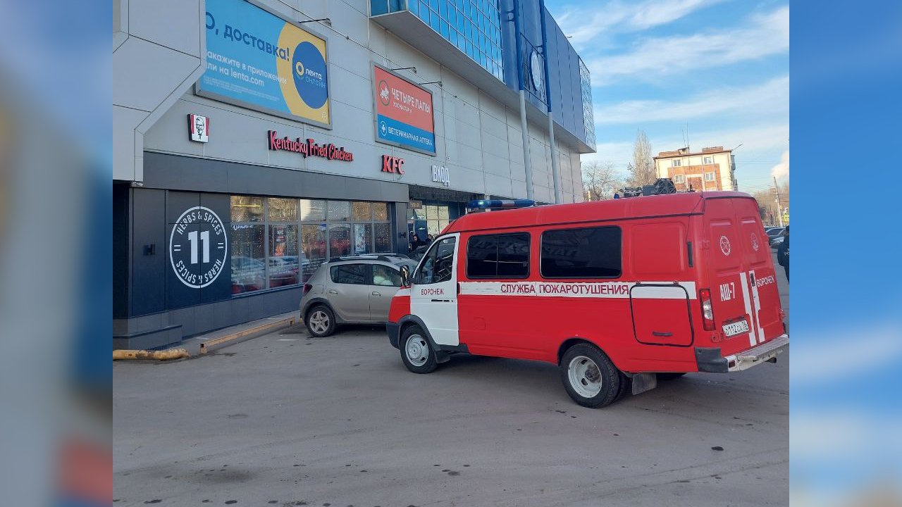 Пожарные машины съехались к крупному гипермаркету в Воронеже – Новости  Воронежа и Воронежской области – Вести Воронеж