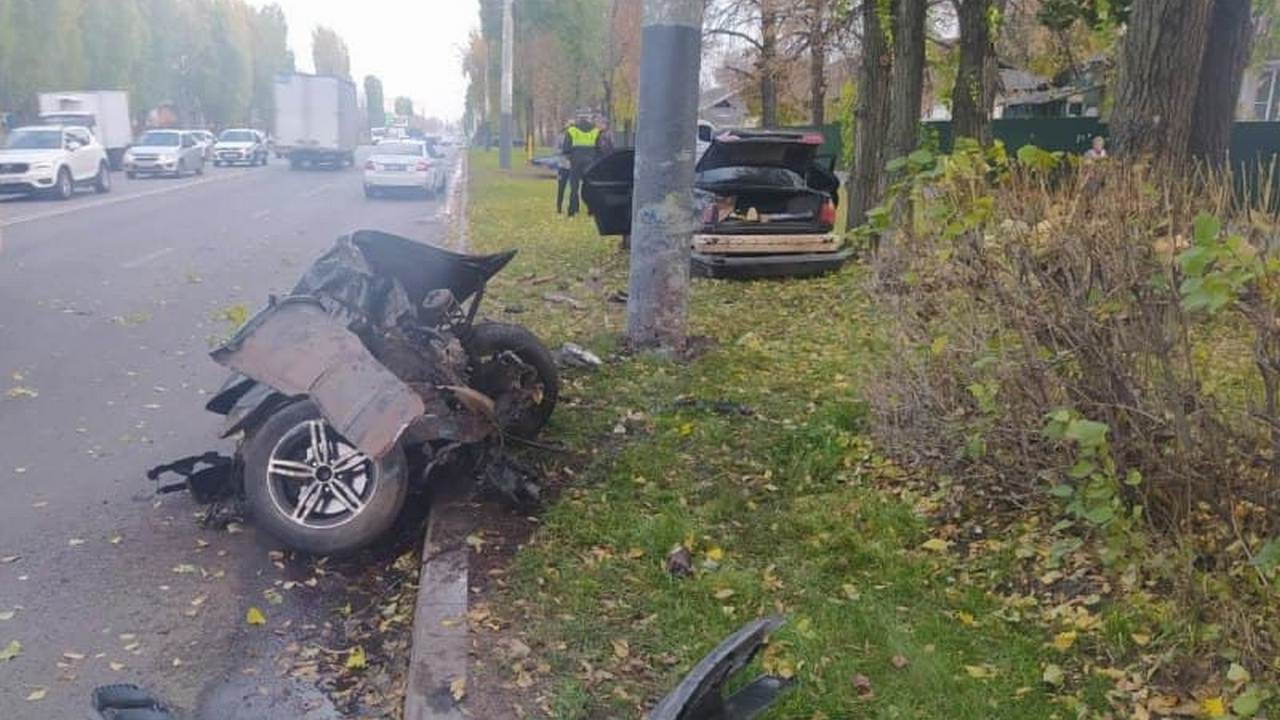 В Воронеже BMW разорвало на части после столкновения со столбом – Новости  Воронежа и Воронежской области – Вести Воронеж