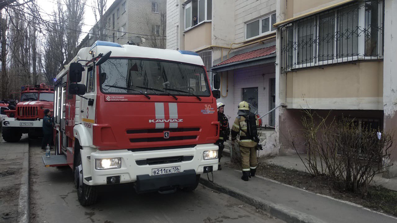 В Воронеже спасатели эвакуировали из дома 14 человек из-за вспыхнувших  электрощитков | 10.04.2022 | Воронеж - БезФормата