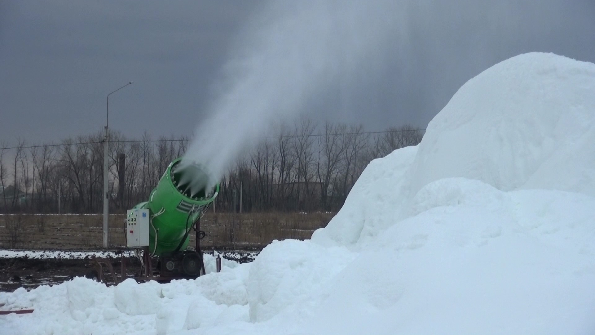 Как пополняют запасы снега на горнолыжных комплексах и создают новогоднюю картинку в кино?