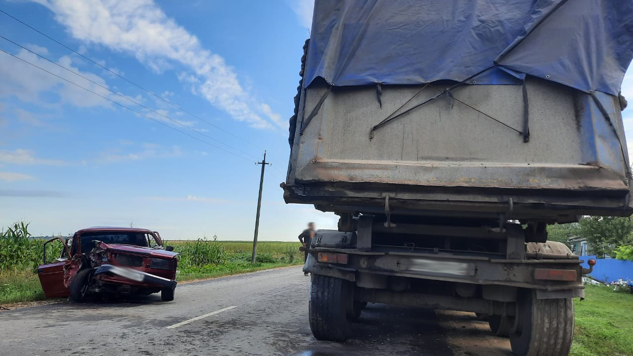 Компания молодёжи попала в больницу после аварии с грузовиком в Воронежской  области – Новости Воронежа и Воронежской области – Вести Воронеж