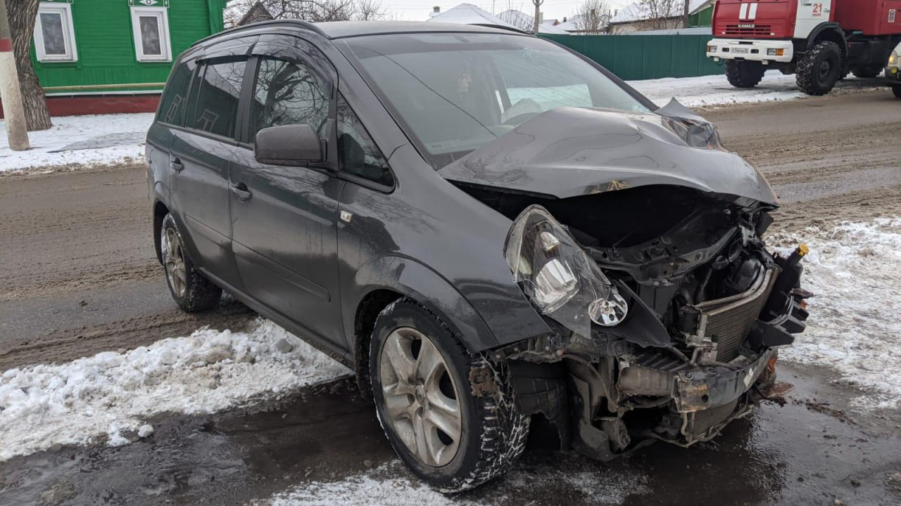 В воронежских Лисках Opel въехал в жилой дом – Новости Воронежа и  Воронежской области – Вести Воронеж