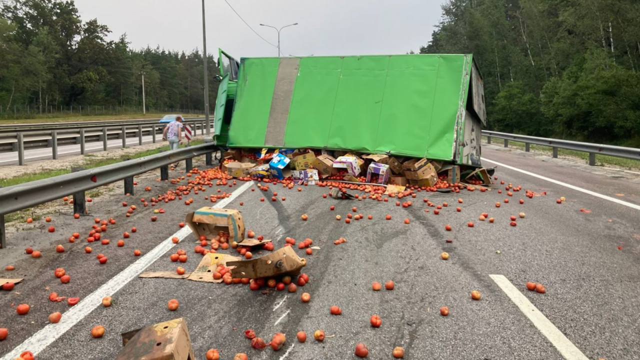 На трассе под Воронежем перевернулся грузовик с помидорами | 25.08.2023 |  Воронеж - БезФормата