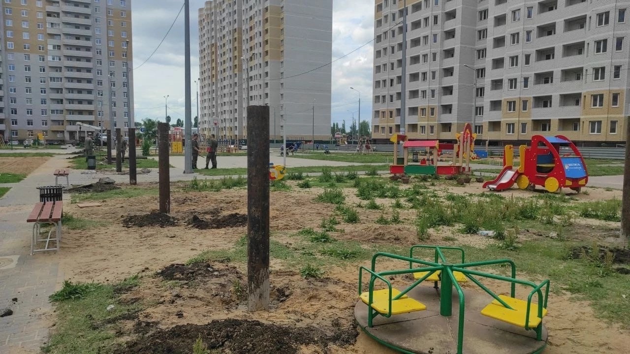 Военные начали возводить забор посреди детской площадки в воронежском ЖК –  Новости Воронежа и Воронежской области – Вести Воронеж