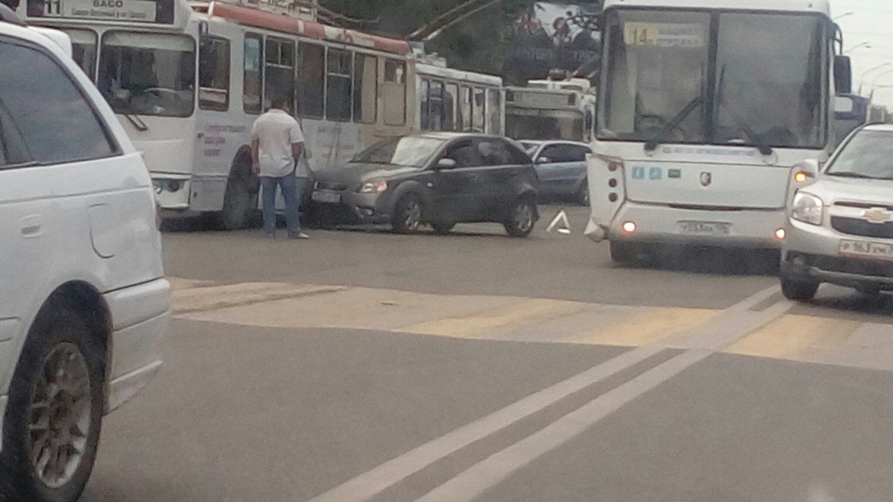 Движение на Ленинском проспекте оказалось парализовано из-за ДТП