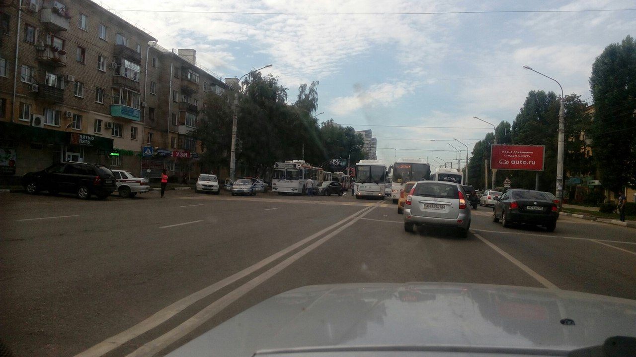 Движение на Ленинском проспекте оказалось парализовано из-за ДТП