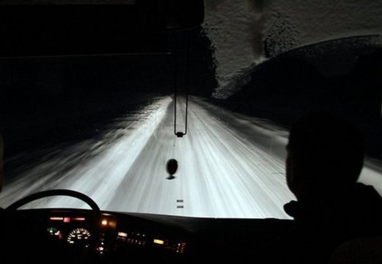 Дорога зимой ночью из кабины фуры