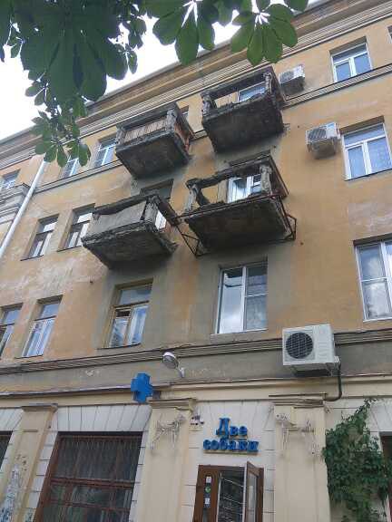 Энгельса 18 воронеж. Опасный балкон. Аварийный балкон. Захламленный балкон. Аварийный балкон Воронеж.