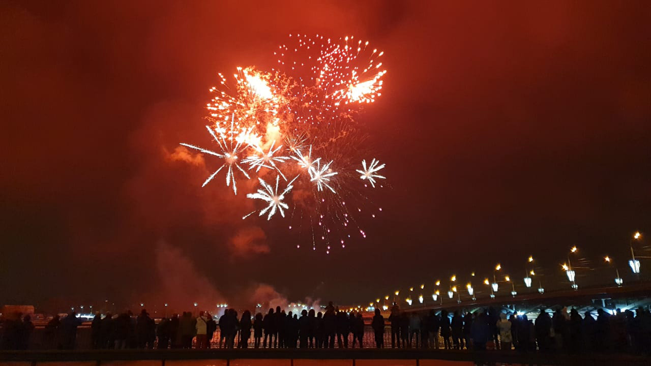 Красивое зрелище!» Воронежцы поделились фото и видео салюта ко Дню  защитника Отечества – Новости Воронежа и Воронежской области – Вести Воронеж