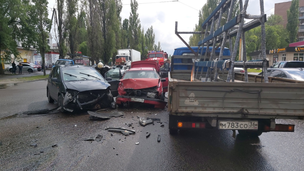 Пенсионер и девушка попали в больницу после массового ДТП в Воронеже –  Новости Воронежа и Воронежской области – Вести Воронеж