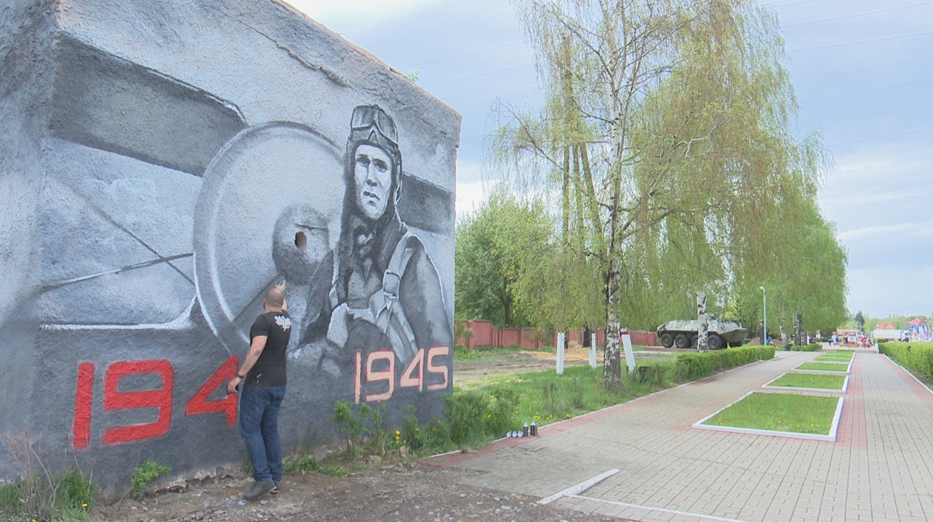 Гигантский фотоальбом. Здания под Воронежем расписали граффити к юбилею  Победы – Новости Воронежа и Воронежской области – Вести Воронеж