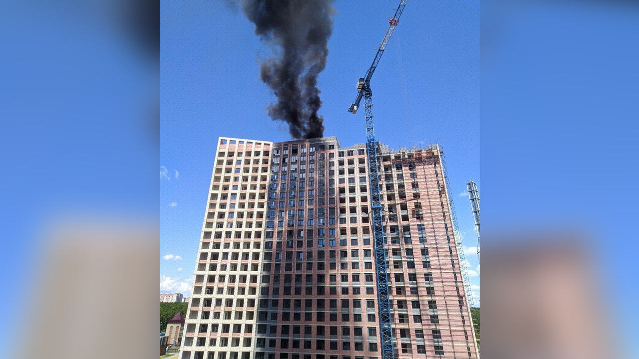 В Воронеже загорелась крыша строящегося 22-этажного дома: появилось видео –  Новости Воронежа и Воронежской области – Вести Воронеж