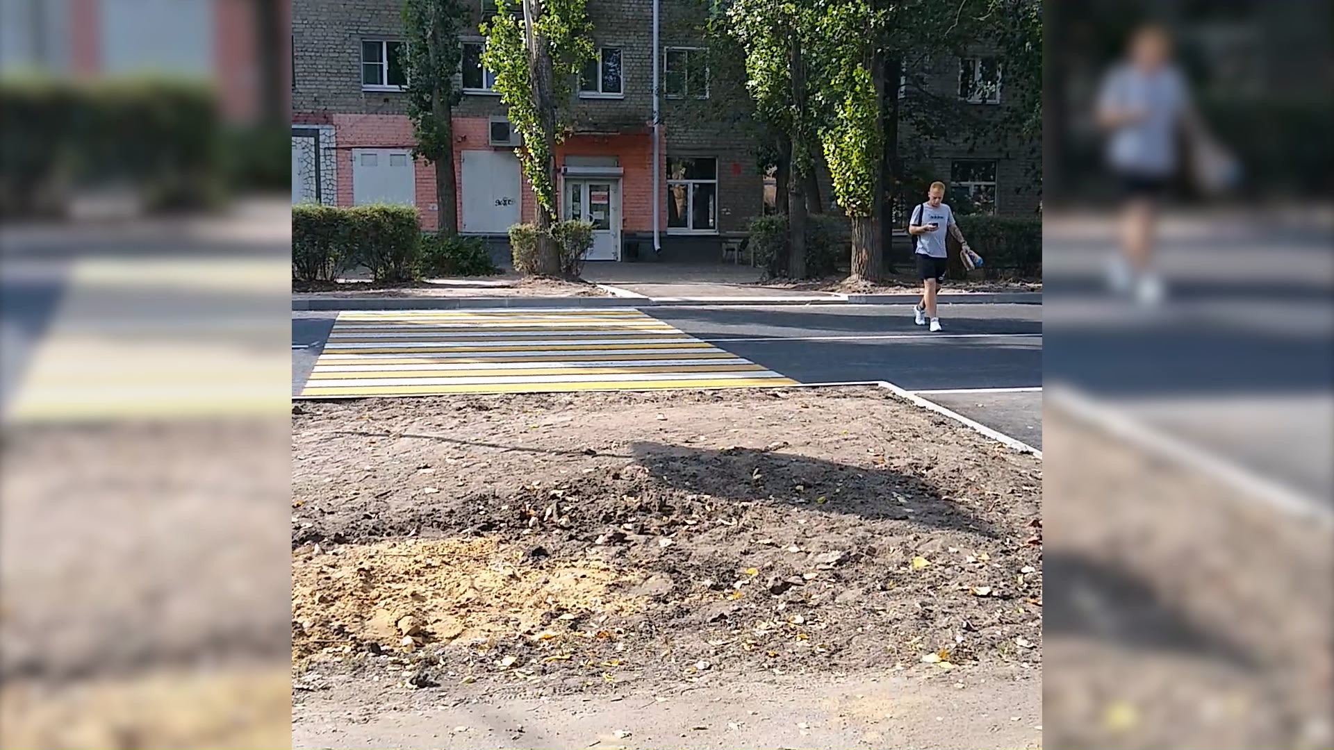 Переход в так. Пешеходный переход в никуда. Пешеходный переход в некуда. Пешеход в никуда. Уперся в бордюр.