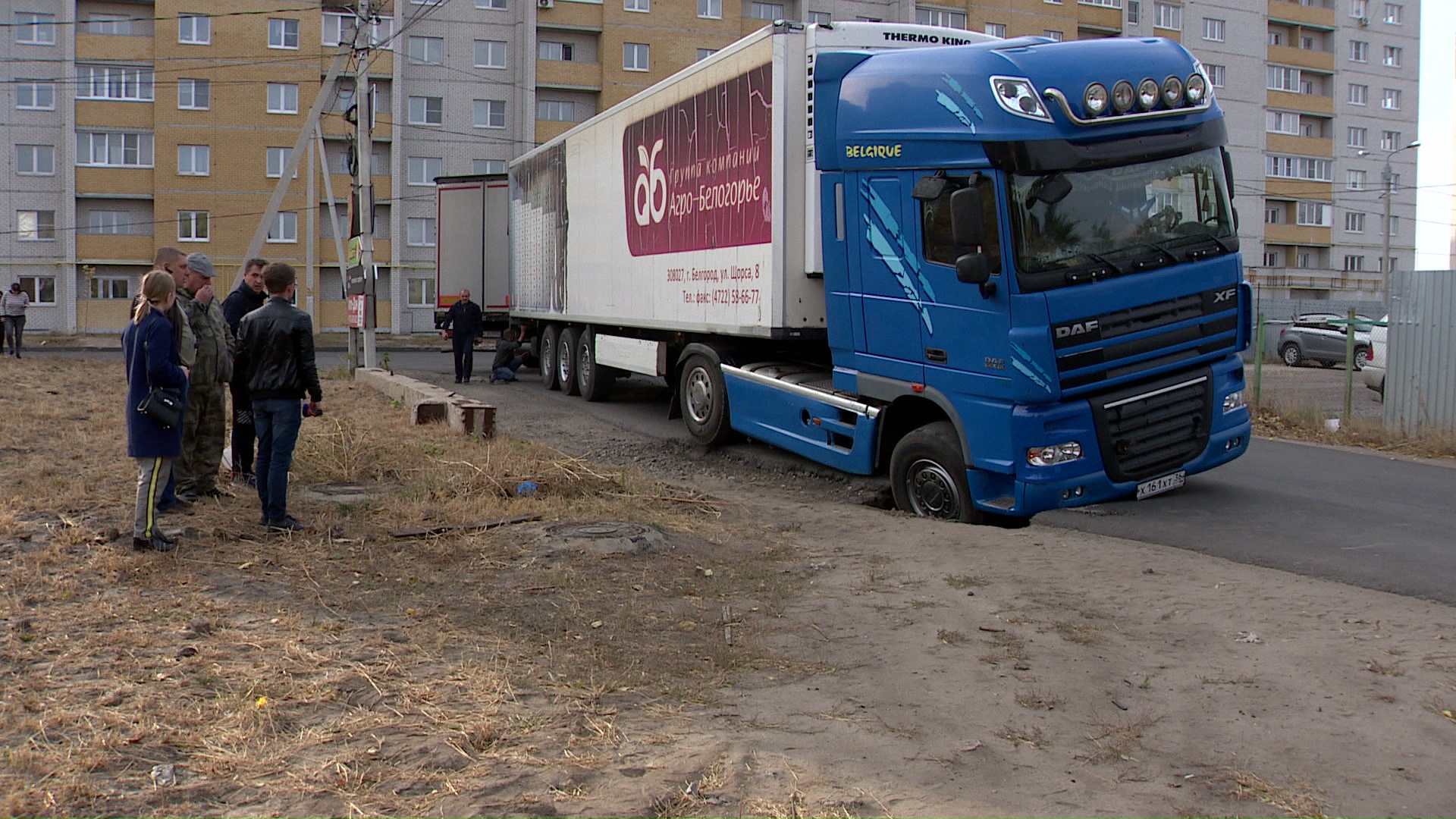 В Воронеже под колёсами фуры провалился асфальт – Новости Воронежа и  Воронежской области – Вести Воронеж