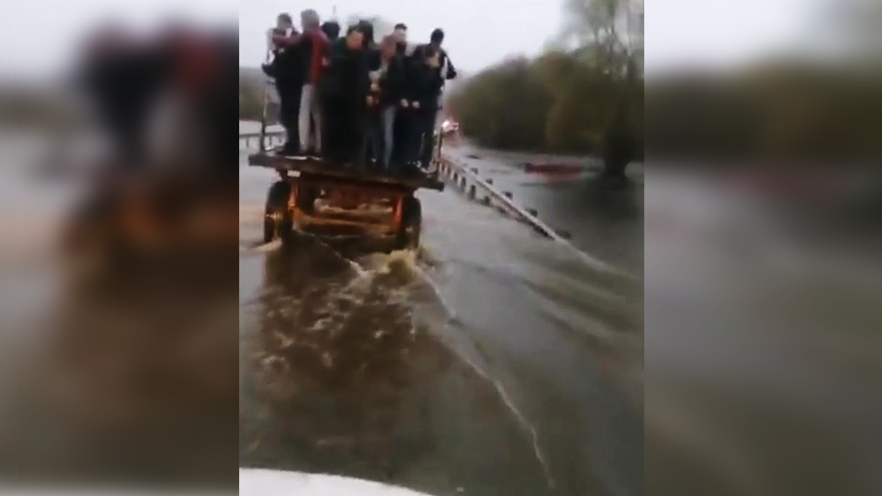 Под Воронежем трактор начал перевозить людей по затопленному мосту:  появилось видео – Новости Воронежа и Воронежской области – Вести Воронеж