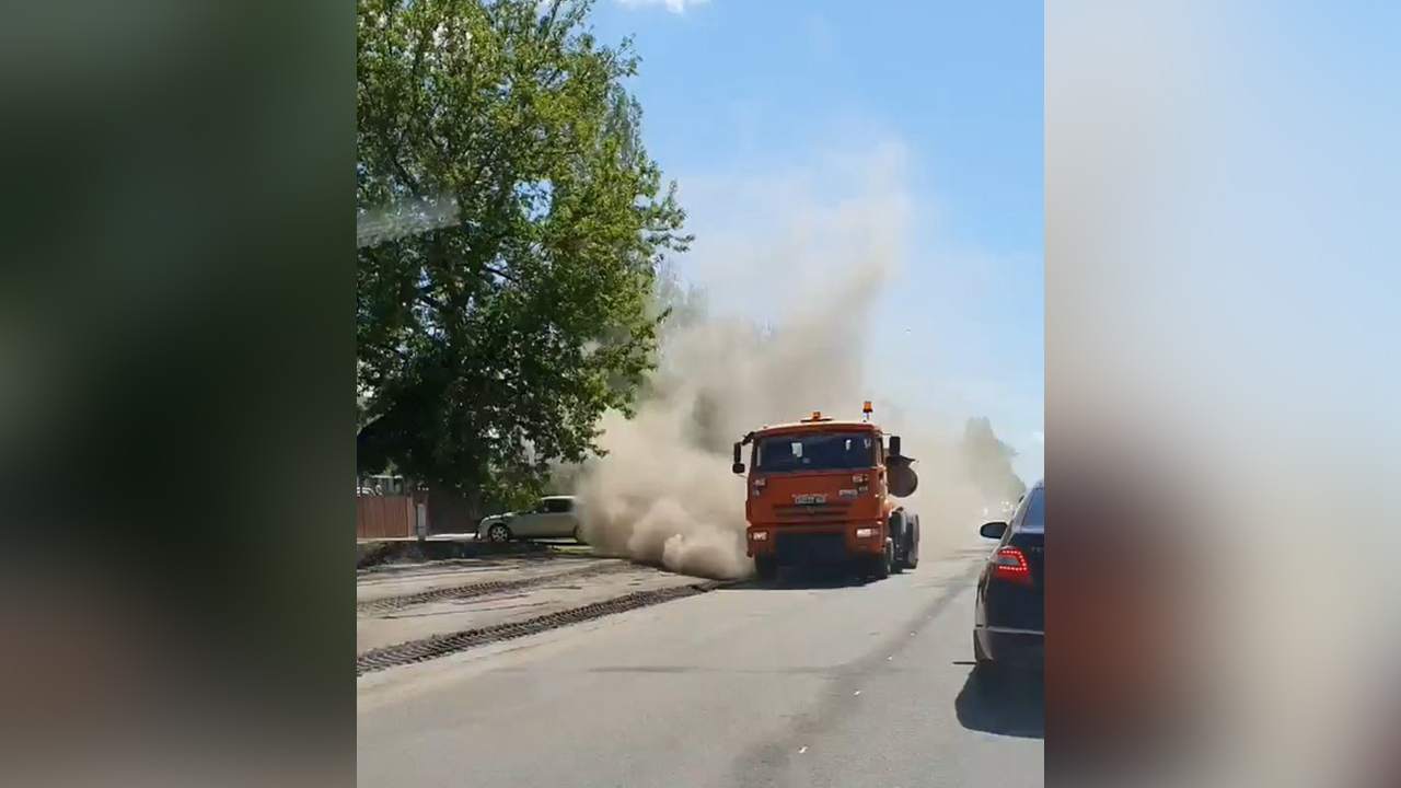 Чистота по-воронежски». Горожане высмеяли поднявших пыль столбом  коммунальщиков – Новости Воронежа и Воронежской области – Вести Воронеж