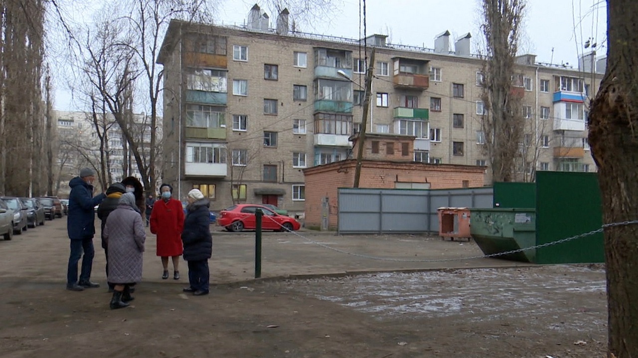 Чужим здесь не место». Жители Воронежа огородили свой двор цепями со всех  сторон – Новости Воронежа и Воронежской области – Вести Воронеж