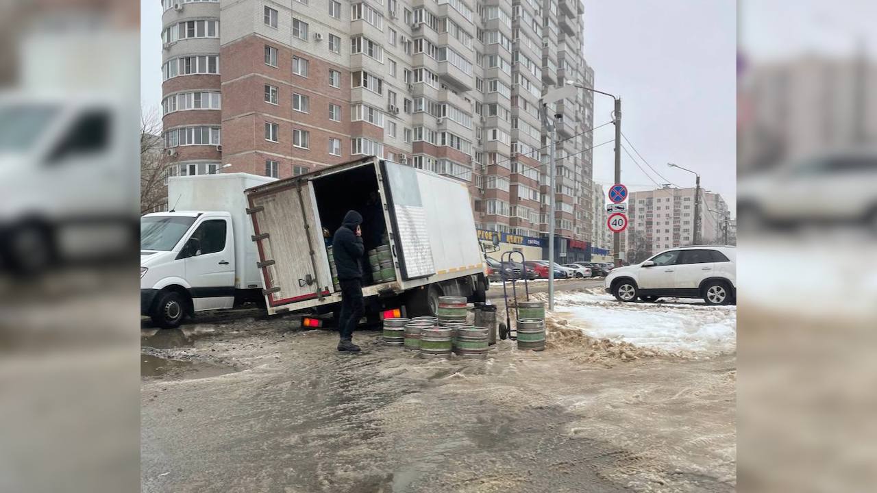 Грузовик провалился в яму в Воронеже: появилось видео – Новости Воронежа и  Воронежской области – Вести Воронеж