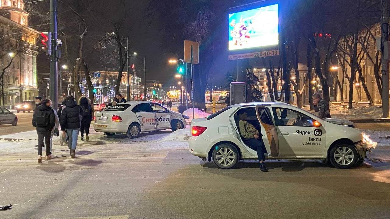 Два такси с пассажирами столкнулись на оживлённом перекрёстке в центре  Воронежа – Новости Воронежа и Воронежской области – Вести Воронеж