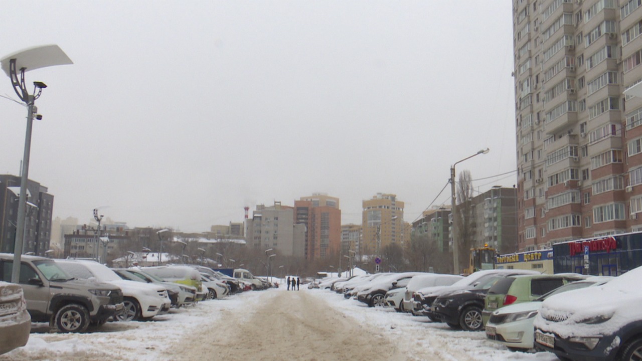 Жильцы воронежской многоэтажки превратили бесплатную парковку в закрытую  территорию – Новости Воронежа и Воронежской области – Вести Воронеж