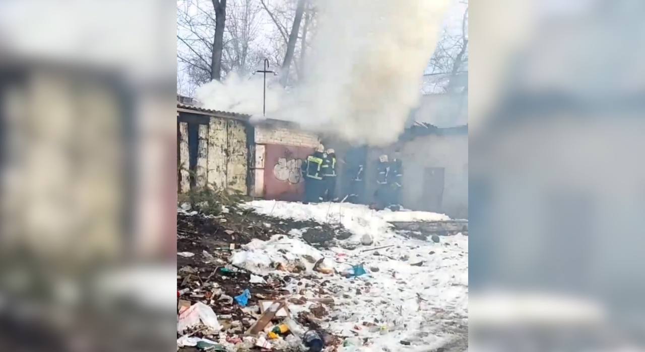 Воронежцы показали на видео полыхающие в Коминтерновском районе гаражи –  Новости Воронежа и Воронежской области – Вести Воронеж