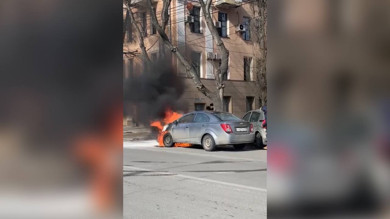 У площади Ленина в Воронеже вспыхнула иномарка: появилось видео – Новости  Воронежа и Воронежской области – Вести Воронеж