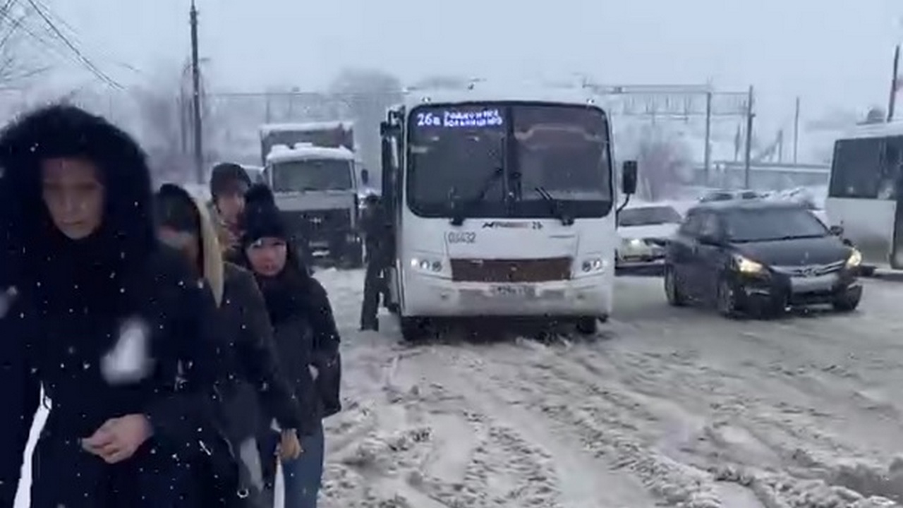 Воронежцы сняли на видео застрявшую в снегу маршрутку – Новости Воронежа и  Воронежской области – Вести Воронеж