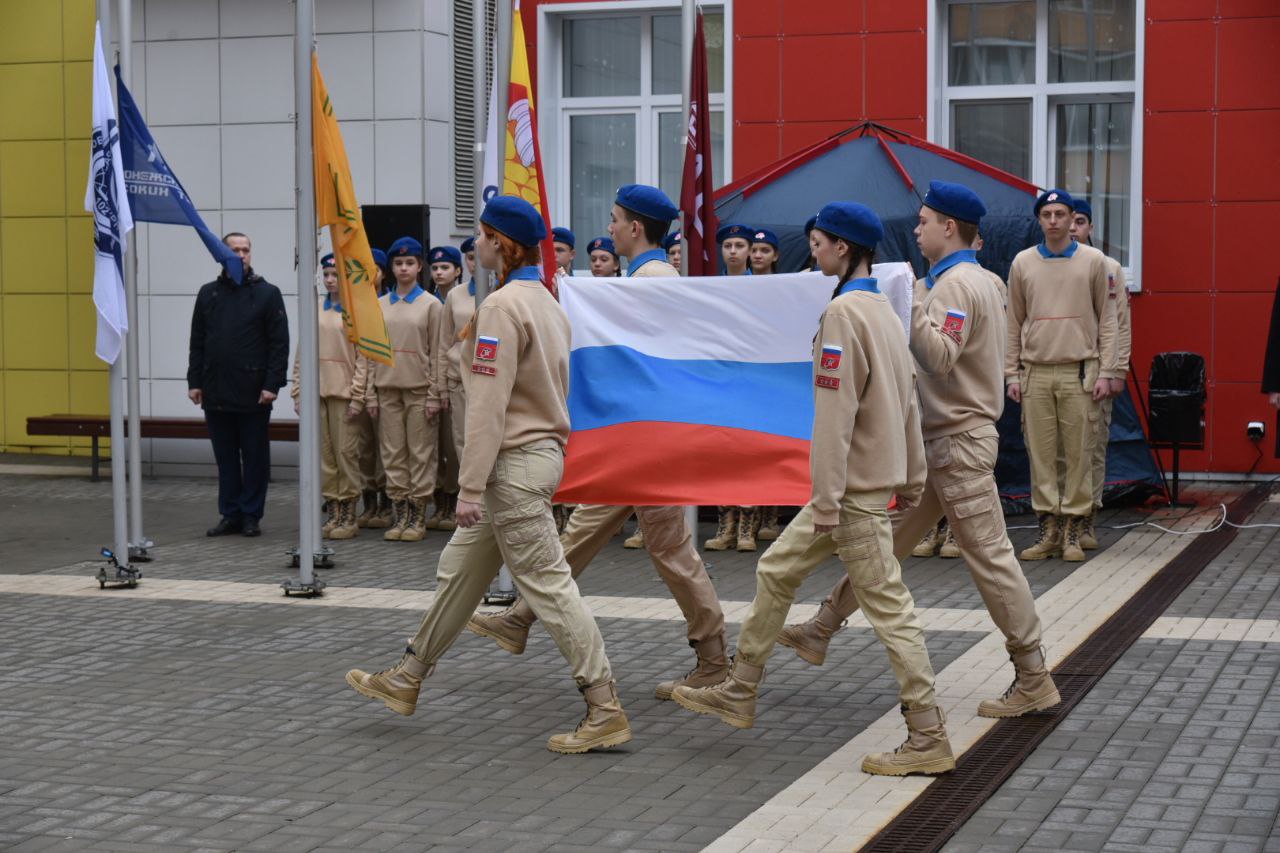 Как прошла первая церемония подъёма флага России в воронежской школе –  Новости Воронежа и Воронежской области – Вести Воронеж