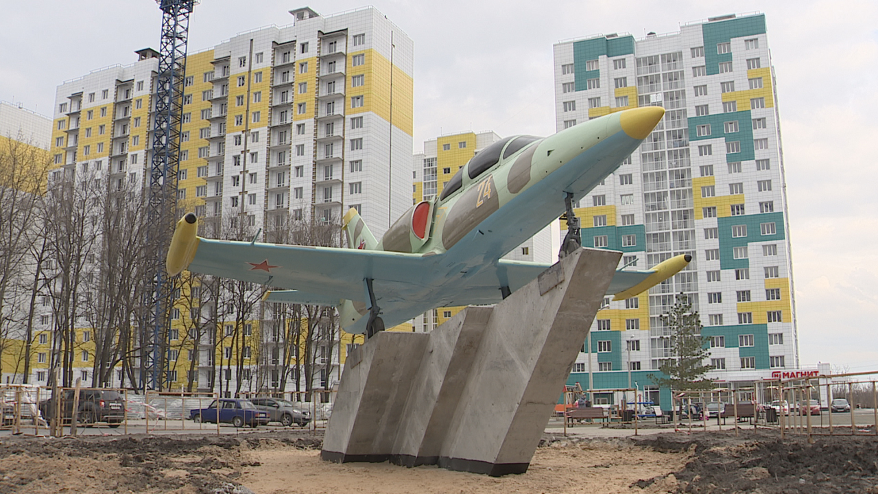 Крылатый воронеж. Самолет л-39 "Альбатрос". Озерки памятник самолет. Озерки Воронеж 2022. Самолет в Озерках Воронеж.