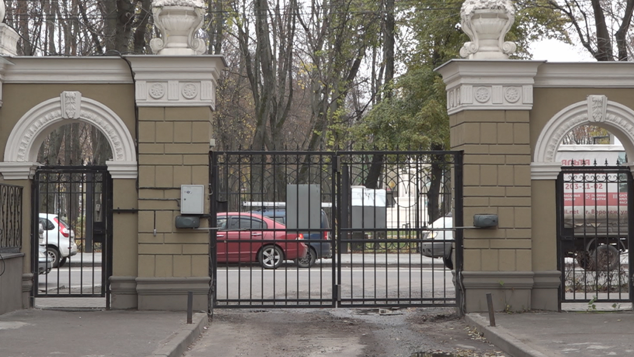 Жители пятиэтажки в центре Воронежа оказались заблокированы в собственном  дворе – Новости Воронежа и Воронежской области – Вести Воронеж