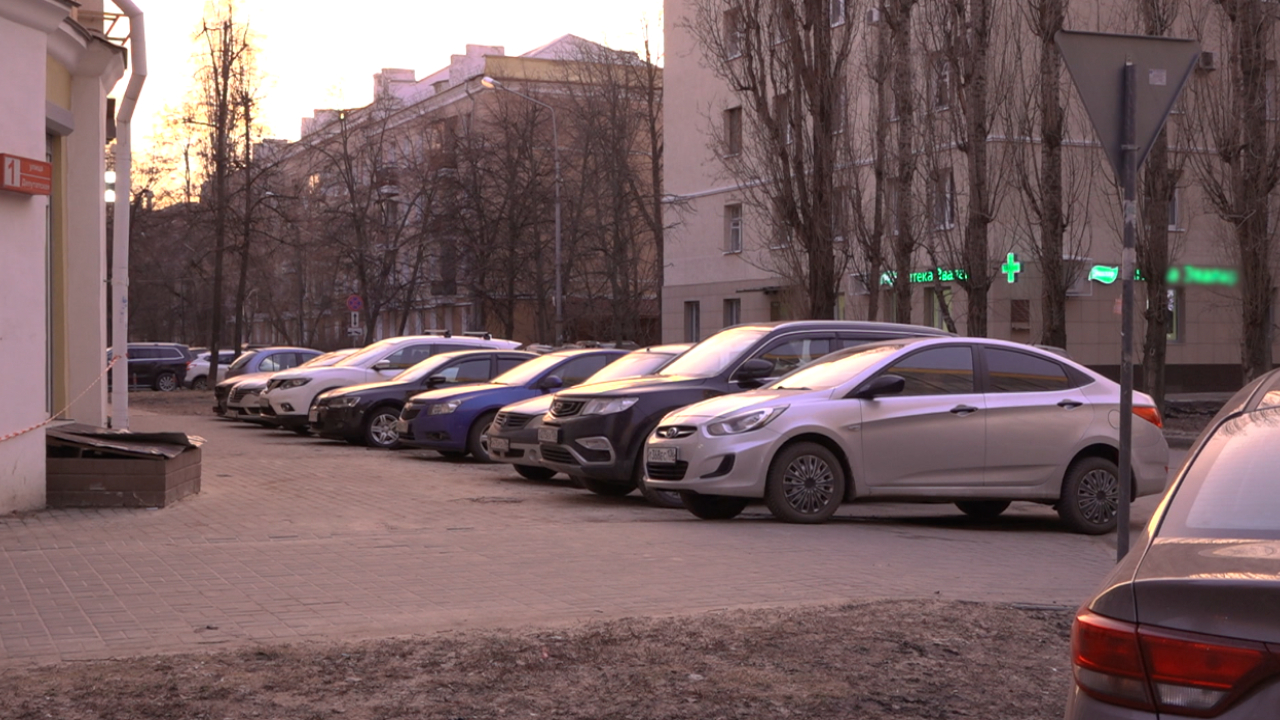 На газонах и тротуарах. Воронежцев возмутила парковка посетителей  спортивного комплекса – Новости Воронежа и Воронежской области – Вести  Воронеж