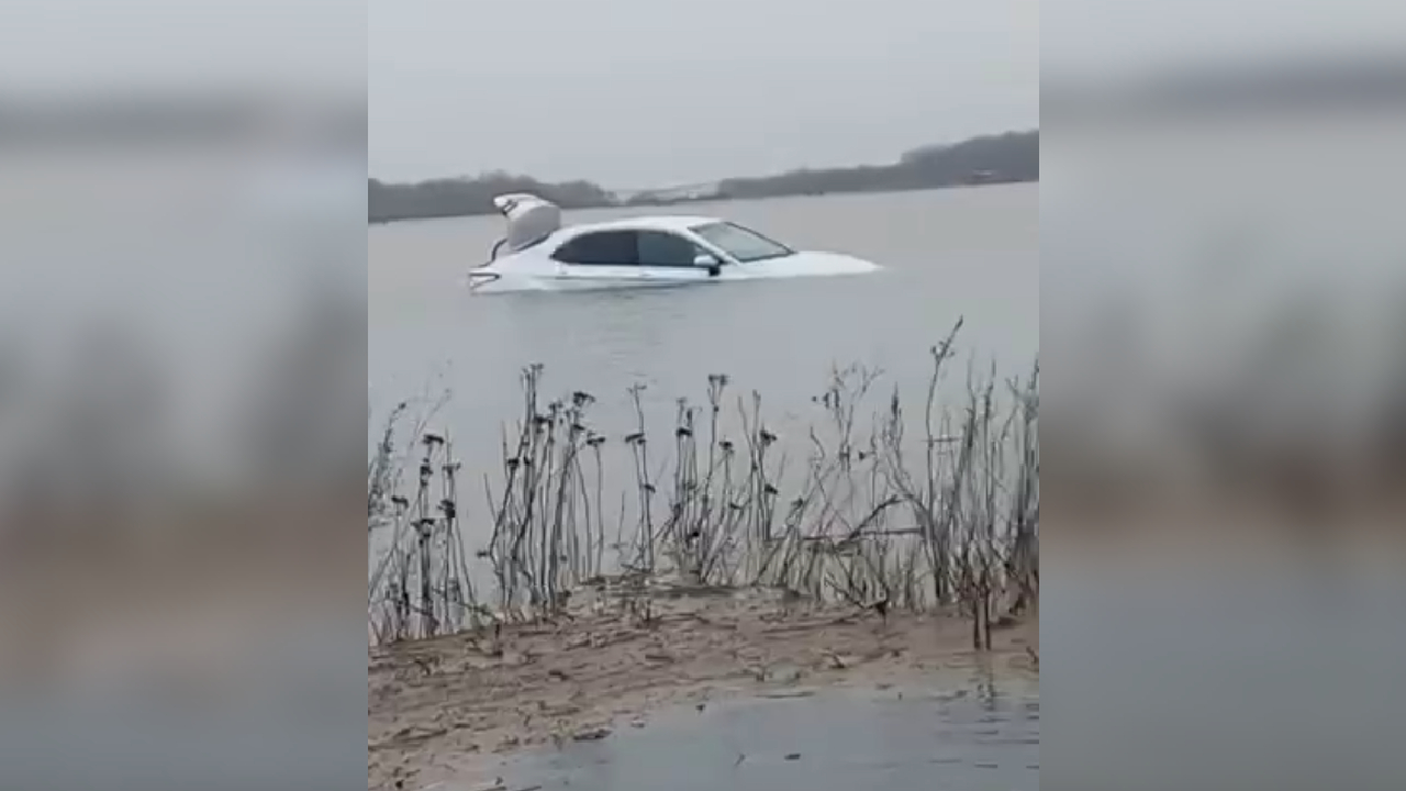 В воронежском селе легковушка ушла под воду на затопленном мосту: появилось  видео – Новости Воронежа и Воронежской области – Вести Воронеж