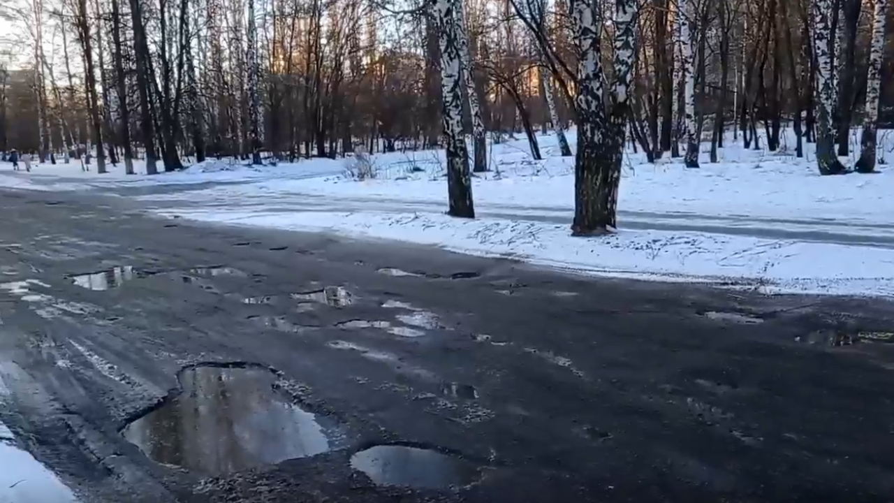 Воронежцы сняли на видео «дырявую» дорогу возле студгородка технического  университета – Новости Воронежа и Воронежской области – Вести Воронеж