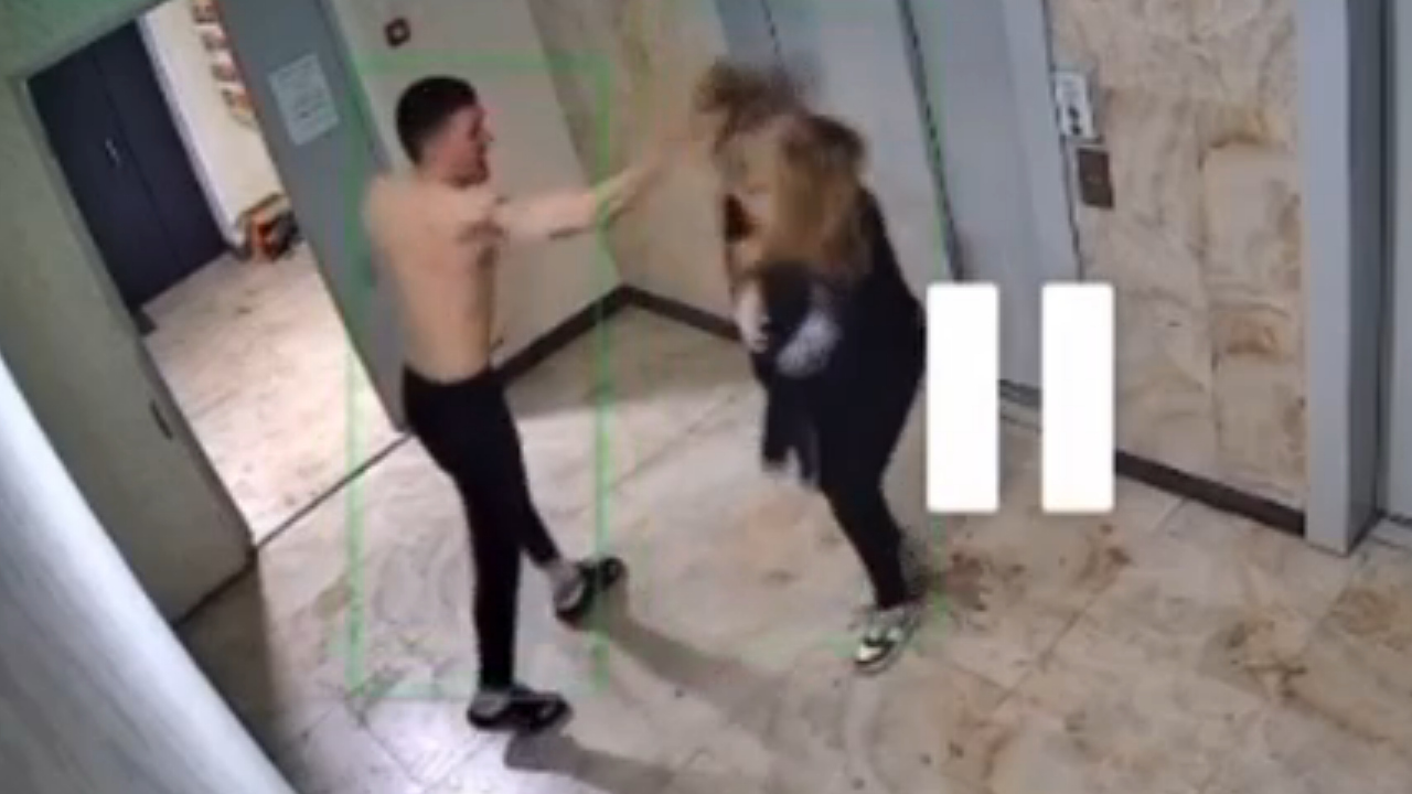 «Нападает и трогает за интимные места»: видео с подозрительным парнем появилось в сети